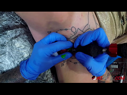 ❤️ Ekstreme tatuita varmulo Sully Savage ricevis tatuon sur sia klitoro ❤️❌ Anala porno ĉe ni % eo.pornodil.ru% ❤